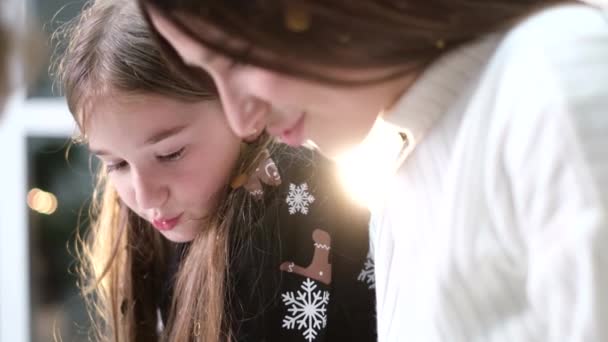 Mutlu Genç Aile Noel Tatili Boyunca Noel Ağacının Yanında Birlikte — Stok video