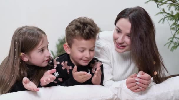 Sevgi Dolu Bir Aile Noel Ağacının Yanında Dinlenir Oynar Noel — Stok video