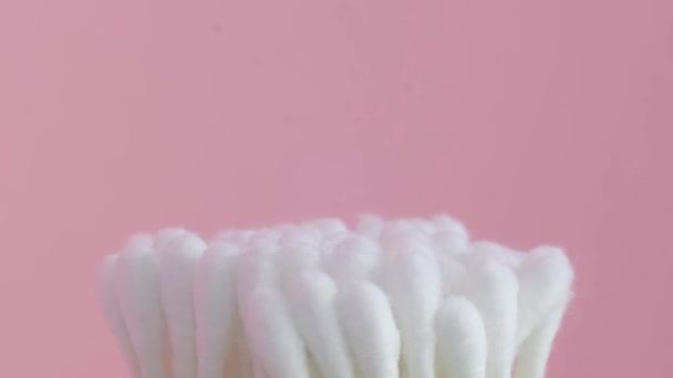 Wattestäbchen Weißer Farbe Drehen Sich Kreis Auf Rosa Hintergrund — Stockvideo