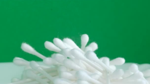 白い色の綿棒は緑の背景の円で回転する 衛生製品について — ストック動画