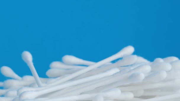 Produtos Higiene Cotonetes Brancos Giram Círculo Sobre Fundo Azul Movimento — Vídeo de Stock
