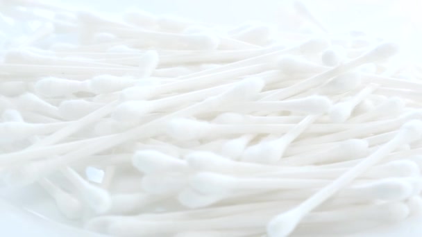 白い綿棒 きれいな白い背景の綿棒 スローモーション — ストック動画