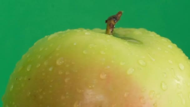 Ζουμερό Πράσινο Μήλο Σταγόνες Που Περιστρέφονται Πράσινο Φόντο — Αρχείο Βίντεο