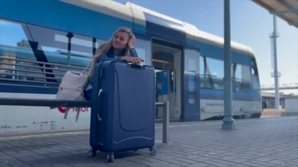 Kobieta Podróżująca Śpi Walizce Czekając Pociąg Dworcu Kolejowym Pojęcie Turystyki — Wideo stockowe