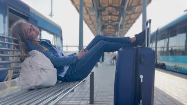 Поїзд Їде Жінка Туристка Валізою Відпочиває Залізничній Станції Чекає Прибуття — стокове відео