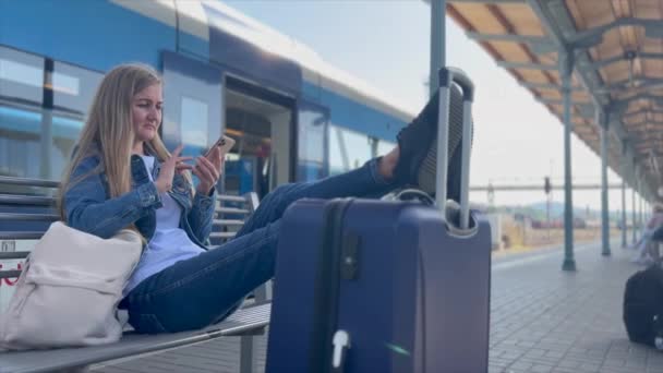 Dospělá Blondýnka Sedí Nádraží Čeká Příjezd Vlaku Cestování Vlakem — Stock video