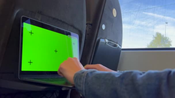 Eine Junge Berufstätige Frau Urlaub Mit Laptop Zug Grüner Chroma — Stockvideo