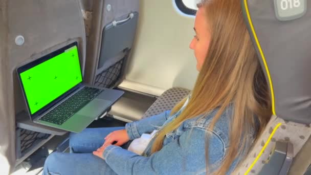 Жінка Використовує Ноутбук Під Час Подорожі Машині Метро Екран Клавіш — стокове відео