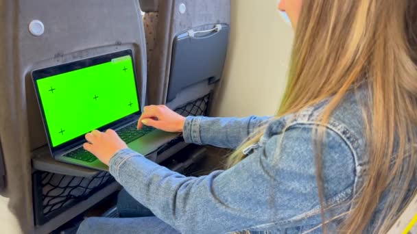 女性は現代のトラム 地下鉄でタブレットまたは電子ブックを使用しています 美しい女の子が公共交通機関で働いている クロマケイ スクリーン — ストック動画
