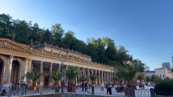 Karlovy Vary Deki Kaplıcalarda Yürüyen Insanlar Karlovy Vary Tarihsel Olarak — Stok video