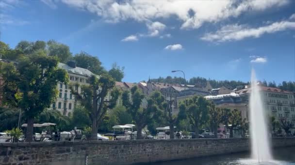 Karlovy Vary Historisch Bekend Zijn Warmwaterbronnen Veel Toeristen Lopen Karlovy — Stockvideo