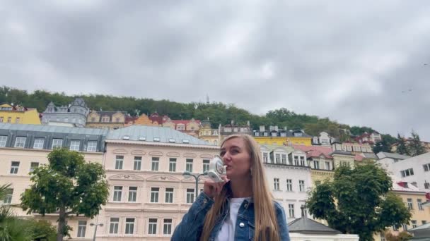 Una Donna Turistica Beve Acqua Una Sorgente Termale Medicinale Karlovy — Video Stock