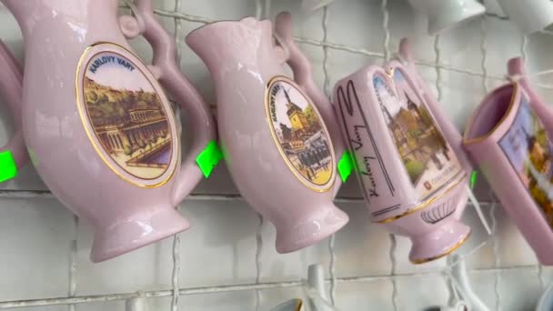 各种特殊的瓷杯 供成人和儿童在纪念品店的摊位上饮用天然泉水 卡洛维 瓦里的传统纪念品 — 图库视频影像