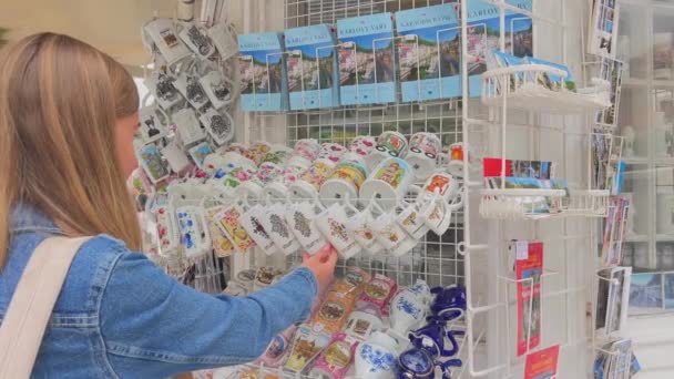 Chica Compró Una Taza Para Beber Agua Karlovy Vary Turismo — Vídeos de Stock