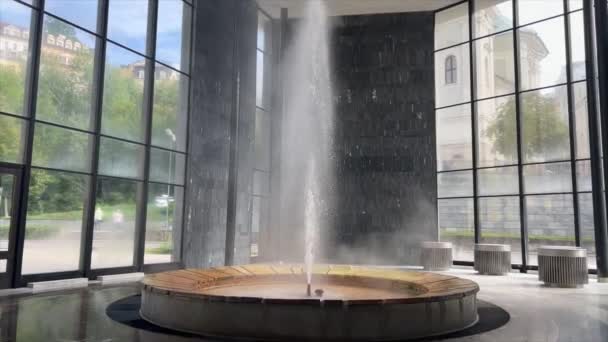 Ζεστό Μεταλλικό Νερό Στο Κάρλοβι Βάρι Τουριστική Τσεχική Δημοκρατία — Αρχείο Βίντεο
