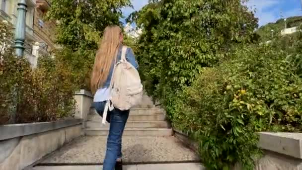 Gelukkige Vrouwelijke Toerist Wandelend Langs Een Pad Met Groene Bomen — Stockvideo