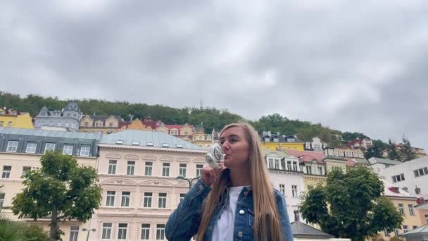 Een Vrouw Drinkt Mineraalwater Uit Een Bron Karlovy Vary Begrip — Stockvideo