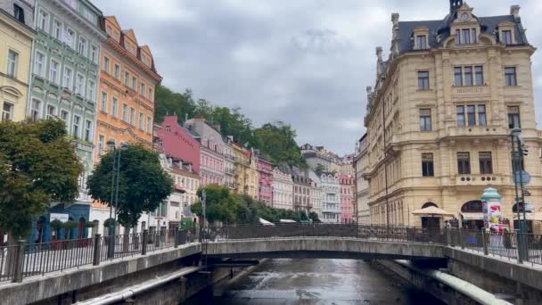 カルロヴィヴァリーの美しい街のパノラマ チェコの観光のコンセプト — ストック動画