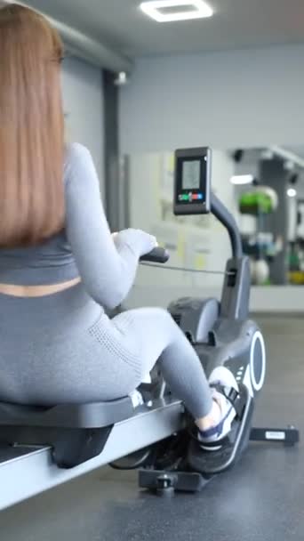 Pionowe Wideo Młoda Dziewczyna Podczas Treningu Cardio Symulatorze Trening Crossfit — Wideo stockowe