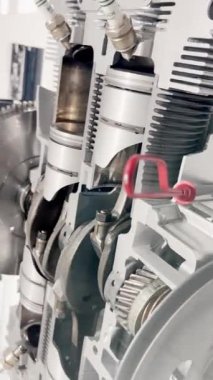 Operasyon sırasında tabancalar ve bağlantı çubukları. İçten yanmalı motor. Yakıt bujisi. Dikey video.