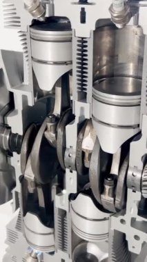 Yavaş çekim, motor pistonları, vana ve krank mili çalışıyor, içinde araba motoru, piston ateşleme zamanı. Motor detayları. Dikey video.