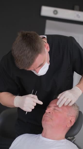 Seorang Dokter Bedah Plastik Ruang Tembaga Memeriksa Wajah Seorang Pria — Stok Video