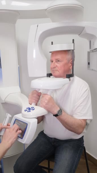 Vertikal Video Äldre Man Röntgenmaskin Med Cefalometriskt Uttag Äldre Man — Stockvideo