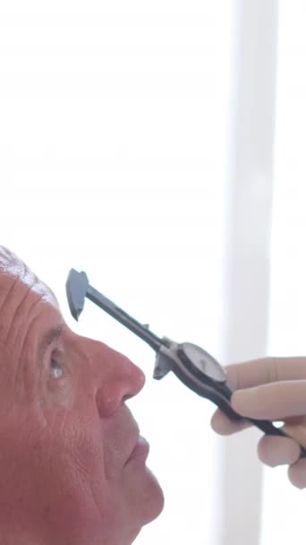 Προετοιμασία Για Πλαστική Χειρουργική Στο Πρόσωπο Ενός Ηλικιωμένου Ένας Πλαστικός — Αρχείο Βίντεο