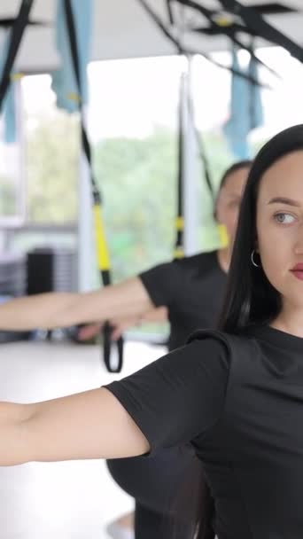 Bir Grup Genç Kadın Yerçekimi Karşıtı Hamaklarda Aero Yoga Dersi — Stok video