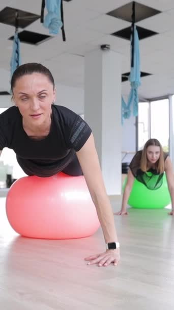 Des Sportifs Participent Une Séance Yoga Sous Direction Entraîneur Européen — Video