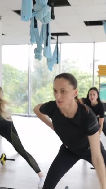 Belles Femmes Sportives Travaillant Dans Club Fitness Entraînement Musculation Groupe — Video