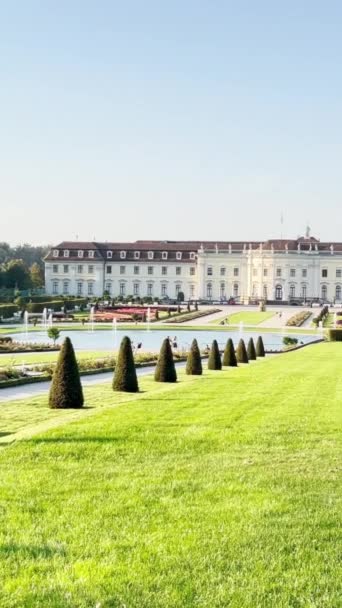레지덴츠슐로스 루드비히스부르크의 정원과 건물은 여름날입니다 비디오 — 비디오
