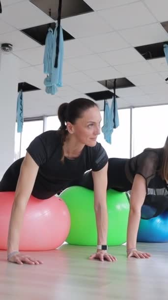 Kvinnor Tränar Genom Att Balansera Sina Kroppar Träningsboll Aktiv Grupp — Stockvideo
