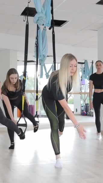 Gruppe Unge Kvinner Gjør Aero Yoga Klasse Gravitasjon Hengekøyer Gymnastikk – stockvideo