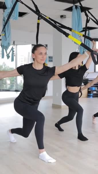 Les Femmes Flexibles Pratiquent Étirement Swing Dans Club Fitness Pour — Video