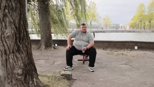 Hombre Con Sobrepeso Parque Haciendo Ejercicio Hombre Caucásico Grande Trabajando — Vídeos de Stock