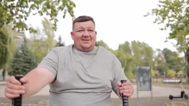Ein Mann Mit Dickem Bauch Macht Park Cardio Nimmt Ein — Stockvideo