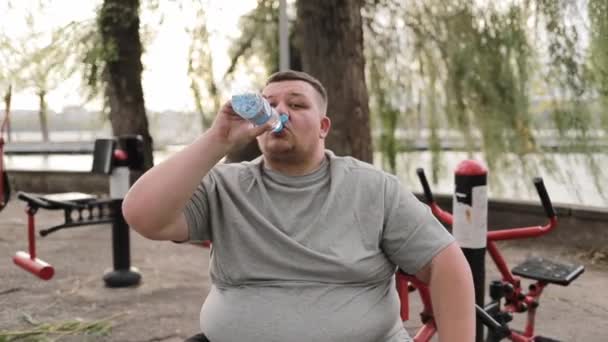 Hombre Gordo Bebe Agua Mientras Hace Ejercicio Aire Libre Hombre — Vídeo de stock