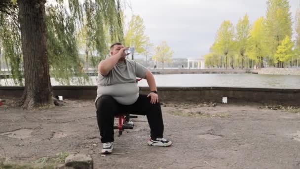 Uomo Sovrappeso Beve Acqua Durante Esercizio All Aperto Perdita Peso — Video Stock