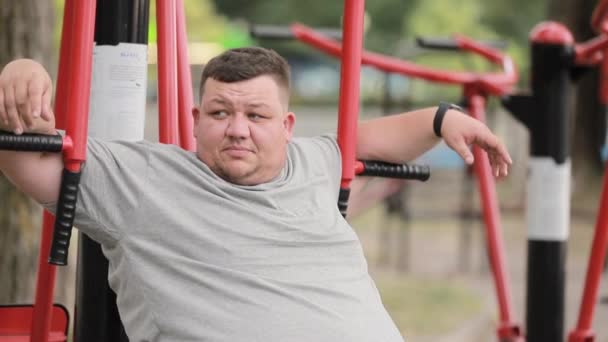 Fáradt Kövér Túlsúlyos Férfi Pihen Miután Sportolt Parkban Kövér Emberek — Stock videók