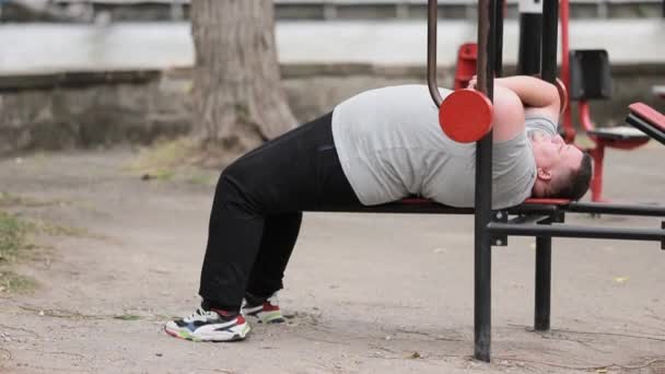 Gran Hombre Gordo Descansando Mientras Hace Deportes Perezosos Problema Obesidad — Vídeos de Stock