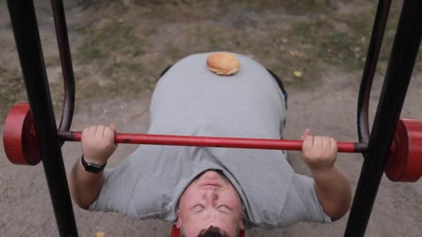 Portret Młodego Grubasa Trzymającego Sztangę Podczas Ćwiczeń Świeżym Powietrzu Problem — Wideo stockowe