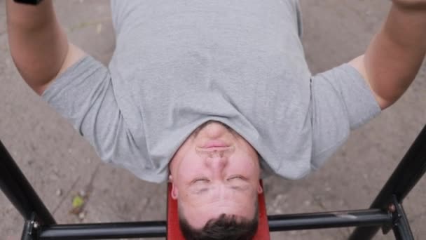 Egzersiz Yaparken Halteri Kaldıran Şişman Bir Adamın Yakın Çekimi Spor — Stok video