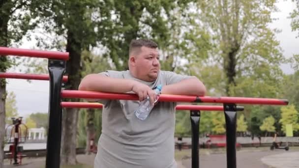 Depressieve Jonge Dikke Man Hij Heeft Obesitas Probleem Sport Motivatie — Stockvideo