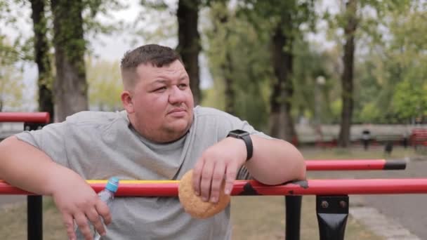 Ожирний Чоловік Тримає Бургер Під Час Ранкових Тренувань Проблема Втрати — стокове відео