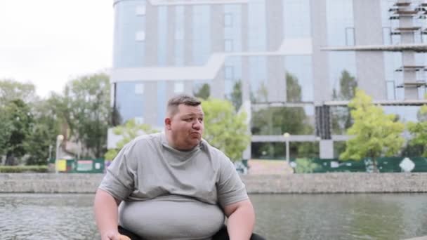 Gros Homme Mange Hamburger Boit Eau Tout Faisant Exercice Dans — Video