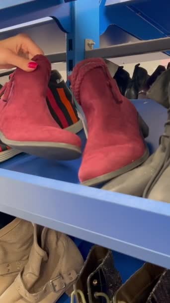 Ψώνια Για Παπούτσια Εκπτώσεις Κατάστημα Παπουτσιών Αγοράζεις Μεταχειρισμένα Πράγματα Δεύτερο — Αρχείο Βίντεο
