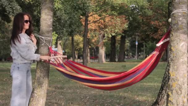 Woman Unfolds Ties Hammock Tree Outdoor Recreation — Stock Video
