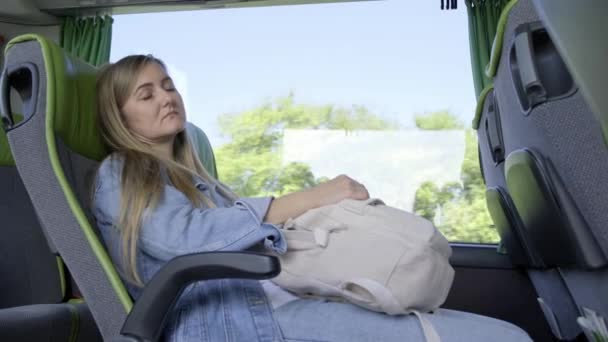 在去目的地的路上 游客在公共汽车上睡得很愉快 公共汽车是世界上最常用的交通工具之一 — 图库视频影像