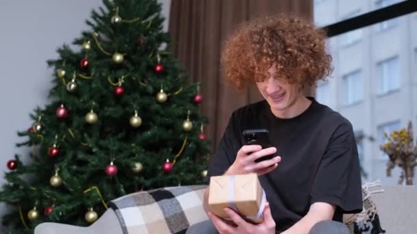 Mężczyzna Kupił Prezent Noworoczny Dla Żony Zrobił Jej Zdjęcie Świąteczna — Wideo stockowe